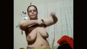 ست مصرية تقوم بعمل عرض ساخن بعد الاستحمام
